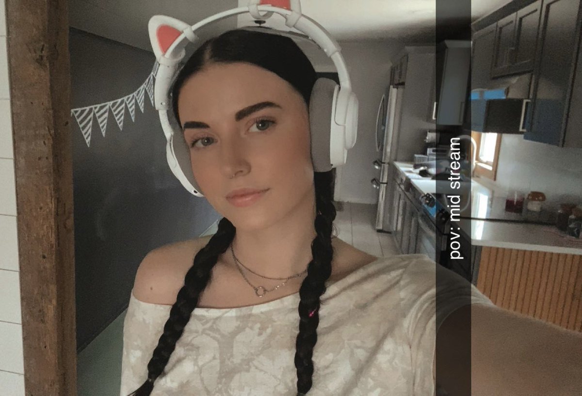 ｡ﾟ☆ * Em ☽ .* ☆ﾟ tweet media