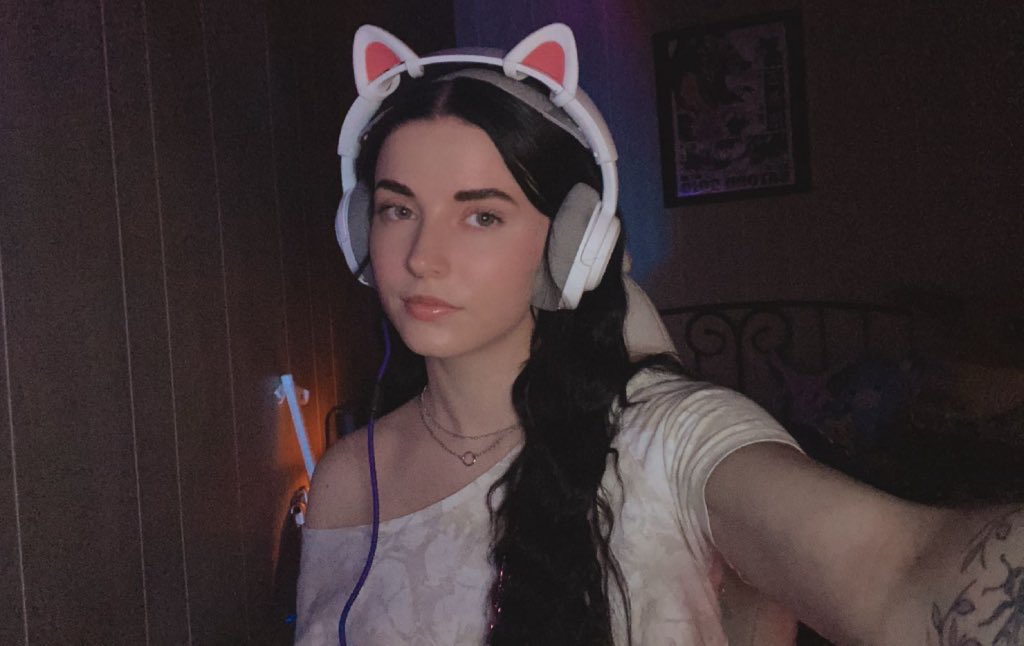 ｡ﾟ☆ * Em ☽ .* ☆ﾟ tweet media