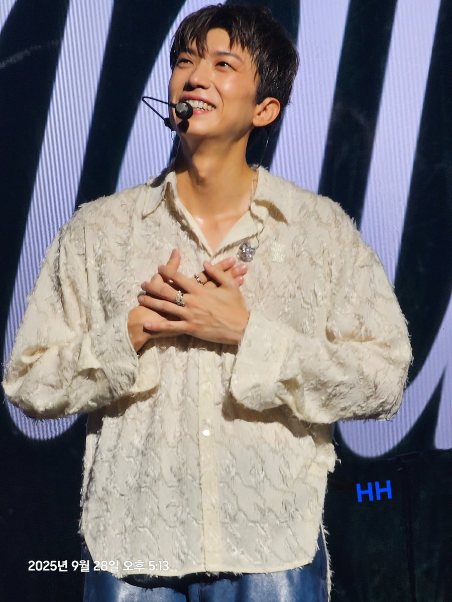 hwahyon's tweet photo. 생일 축하해요 🎉 
콘서트에서 너무 행복했어요
우영이도 행복했길 💙
올해도 또 만날 수 있길
#HAPPY_WOOYOUNG_DAY
#우리의늪_장우영생일축하해 https://t.co/cx0AheWZsF