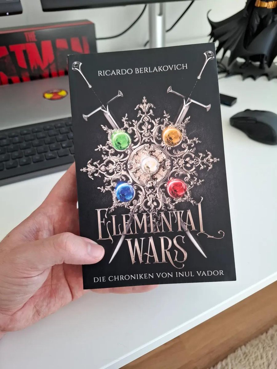 RicBerlakovich's tweet photo. Mein Buchbaby ist endlich bei mir angekommen 🤩📚 #ElementalWars #DieChronikenVonInulVador https://t.co/YQVskFaxeY