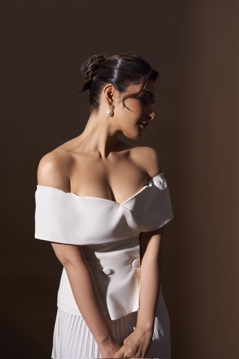 kahanibollyki's tweet image. Rashi Khanna didn’t just drop a look… 
she dropped a whole vibe 🫣😻

#rashikhanna #kbke #tollywood #rashikhannahot