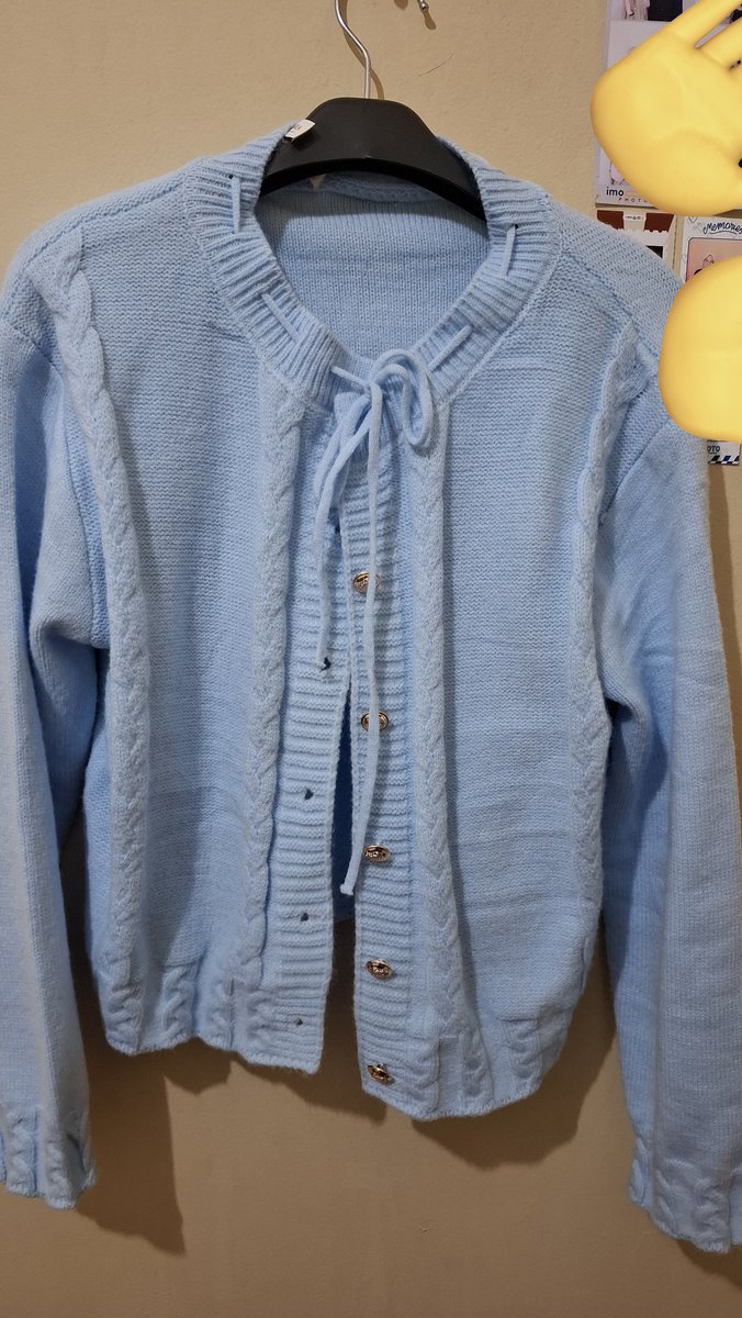 rellfana's tweet photo. mau jual cardigan warna sky blue, baru dipake sekali beli 150k aku jual di 110k aja https://t.co/cZuPnq42H7