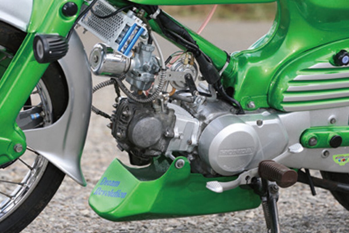 PutiMotor's tweet photo. 「カブに別体タンクを載せたい」そんな長年の夢を、驚愕のスタイルで具現化した一台。

サブタンクとなる別体タンクとシートカウルのセット販売のC50ドリームレボリューションキットを装着。

シートカウル形状はカワサキZ系のスタイルにワンオフ加工。

https://t.co/TfyYjuT5wJ https://t.co/Ww4w7pHAmU