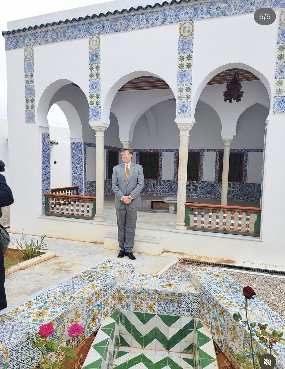 Asbachirb's tweet image. 🇺🇸🤝🇩🇿 Le Vice-Secrétaire d’État américain s’arrête, contemple, et admire.
Les zelliges de la Casbah d’Alger et de Dar El Sultane n’ont pas besoin de traduction, leur beauté parle à toutes les diplomaties du monde.
#Algérie #Casbah #DarElSultane #Zellige #Diplomatie #Algeria