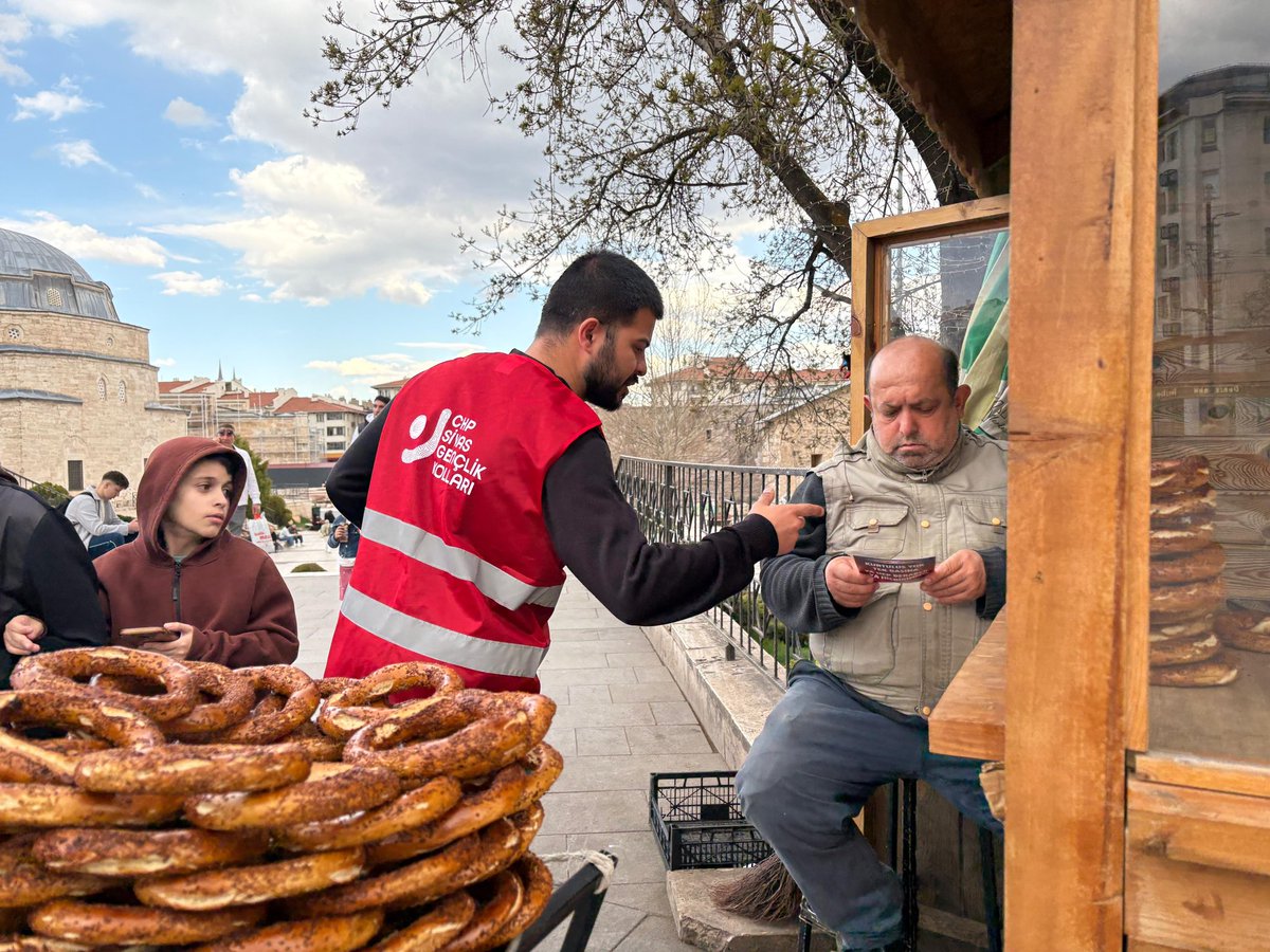 yenigencsivas's tweet photo. CHP Sivas İl Örgütü olarak emek bürolarımızın broşürlerini yurttaşlarımızla buluşturduk, emeğin hakkını, adaletli bir düzenin mümkün olduğunu anlattık.  

Alın terinin değer gördüğü, emekçinin hakkını aldığı bir Türkiye için mücadelemiz sürecek.  

Yaşasın #1Mayıs! ✊ https://t.co/bAlj0CFGdW