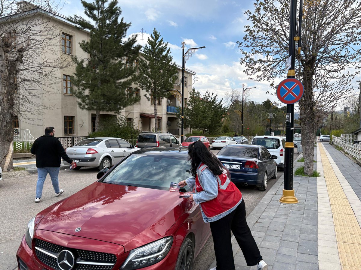 yenigencsivas's tweet photo. CHP Sivas İl Örgütü olarak emek bürolarımızın broşürlerini yurttaşlarımızla buluşturduk, emeğin hakkını, adaletli bir düzenin mümkün olduğunu anlattık.  

Alın terinin değer gördüğü, emekçinin hakkını aldığı bir Türkiye için mücadelemiz sürecek.  

Yaşasın #1Mayıs! ✊ https://t.co/bAlj0CFGdW