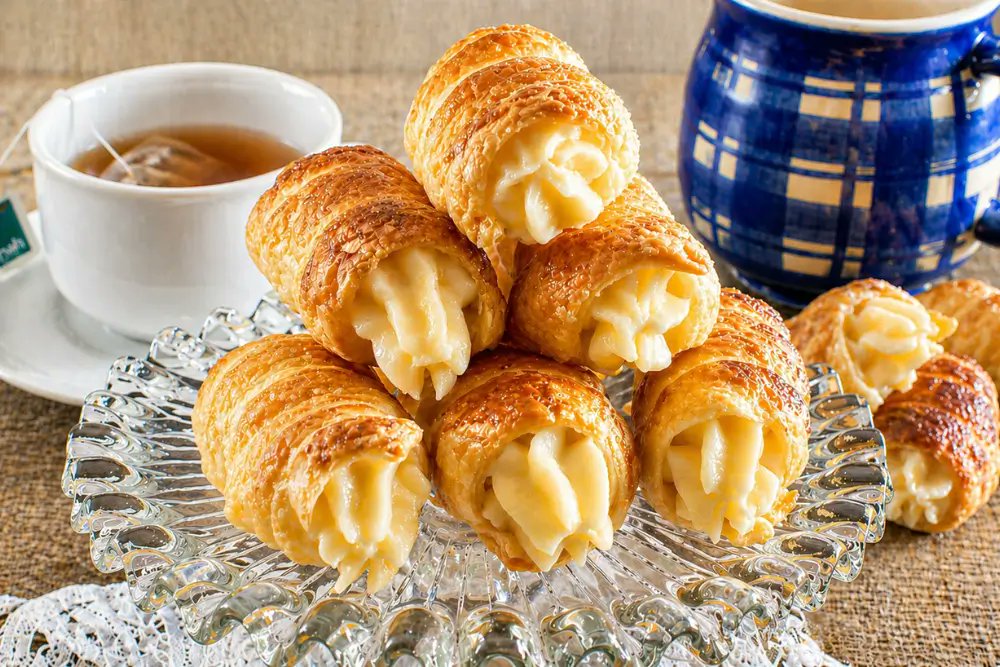 Golden pastry horns filled with rich vanilla crème pâtissière make these Cannoncini alla Crema look straight from an Italian bakery 🥐

Bake a batch today 👉 tinyurl.com/2nh5bkxe

#ItalianDessert #Cannoncini