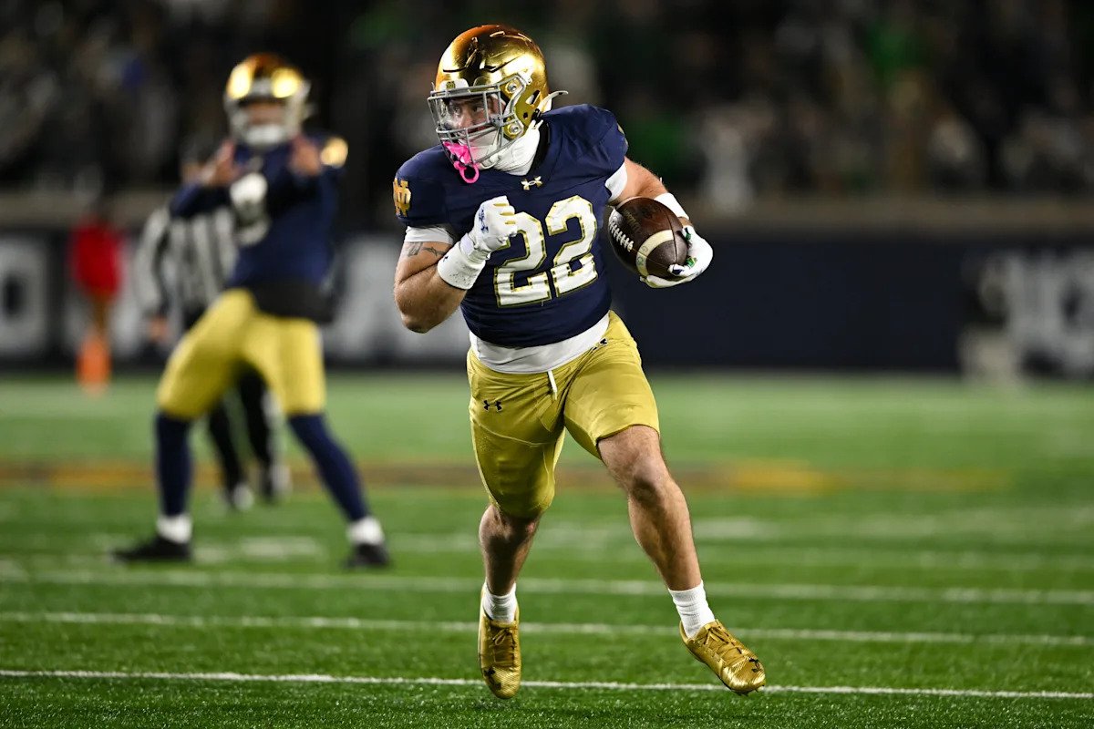 NCAAFNation247's tweet photo. ● RB Spotlight ●

Aneyas Williams - Notre Dame

🔐 Breakout Watch

• Notre Dame always produces elite talent at RB and Williams could be the next superstar at the position. In his career he's rushed for 443 yards 7 Touchdowns averaging an incredible 7.6 yards per carry. He's also caught 20 passes for 212 yards, remember the name!!!!!!!!