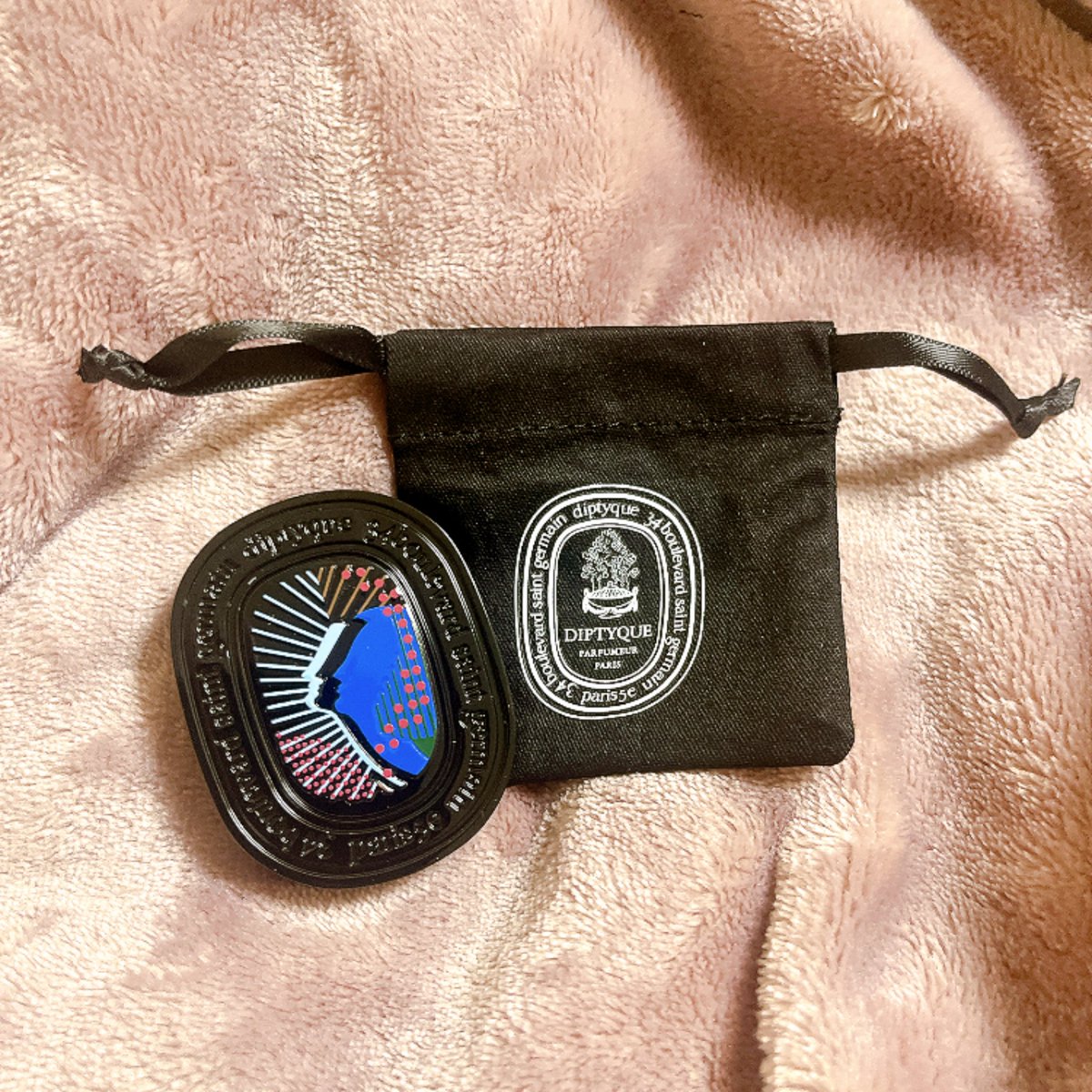 be_chanx's tweet photo. 練り香水は小さい巾着つきで、レフィルの販売もあるらしい！
香水めっちゃ持ってるんだけど、結局出先で塗り直したいなと思う場面も多くて香りの拡散力は落ちるけど練り香水にしてみました🥰 https://t.co/i1qz0RAc0Z