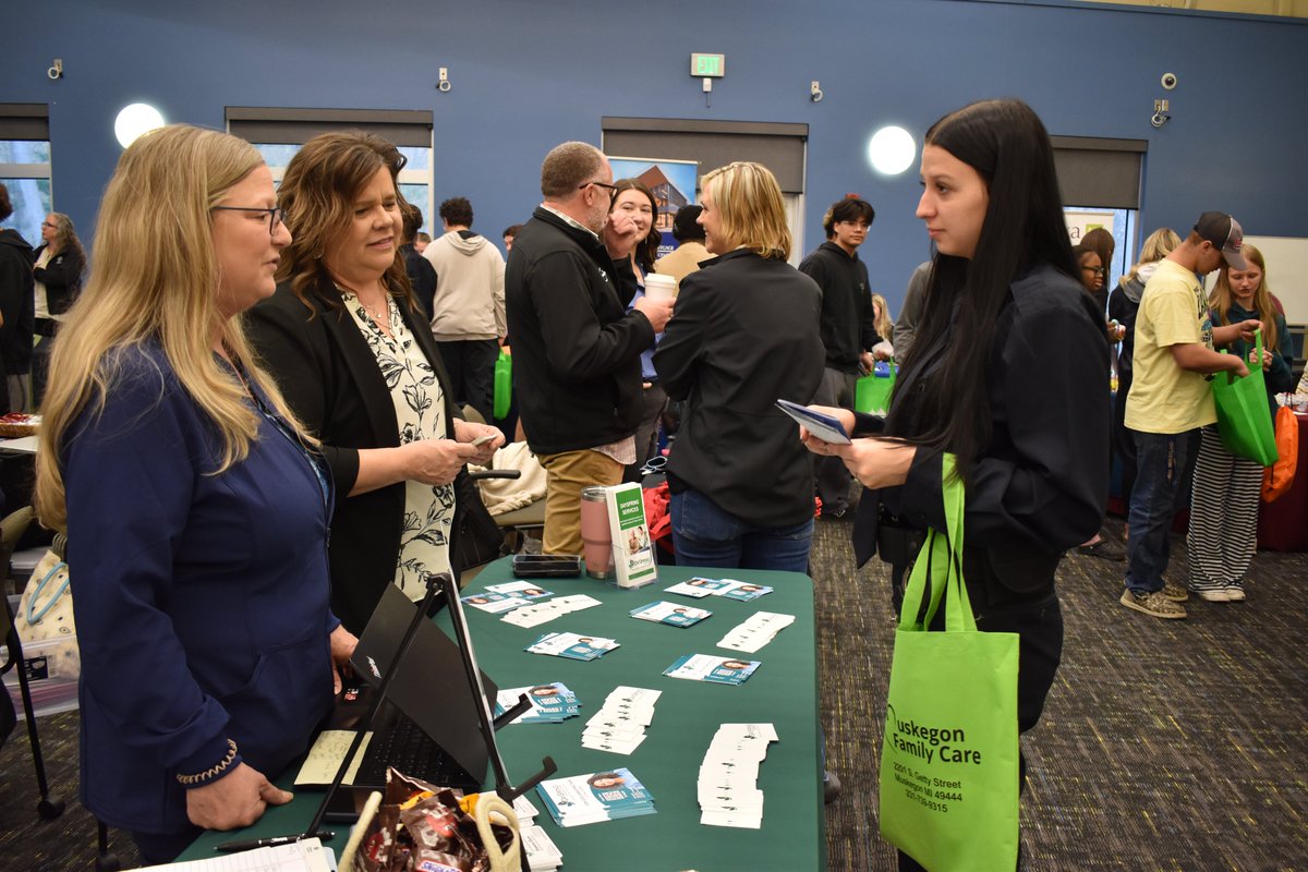 muskegonctc's tweet image. 🙌 Yesterday’s job fair brought in employers from across industries, 👩🏾‍🍳👨‍🏭🧑🏼‍⚕️ all ready to hire—not just talk. 🤩 Students got a real look at what’s out there and a real shot at being part of it. #FutureFocused