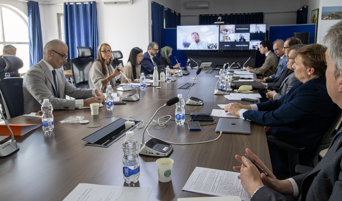 UNinLibya's tweet photo. استضافت نائبة الممثلة الخاصة للأمين العام والمنسقة المقيمة للأمم المتحدة في ليبيا، @UlrikaR_UN  أولريكا ريتشاردسون، وسفير الاتحاد الأوروبي لدى ليبيا، ��يكولا أورلاندو @nicolaorlando  أمس، إطلاق حوار شركاء التنمية على مستوى السفراء، بهدف تعزيز الأهداف المشتركة، والتنسيق، والدعم المشترك لأولويات الإصلاح والتنمية في ليبيا.

ورك��ت الجلسة الافتتاحية على عدد من الأولويات الاقتصادية الرئيسية، بما في ذلك الحاجة الملحّة لتعزيز الاستقرار الاقتصادي الكلي، وتحسين الحوكمة الاقتصادية، وتحديد تسلسل الإصلاحات، مع التأكيد على أهمية مواءمة الدعم الدولي بشكل أفضل مع أولويات الإصلاح.

وأكد المشاركون أهمية تعزيز التنسيق والتعاون الفني، بما في ذلك مع المؤسسات الوطنية، بما يسهم في دعم العملية السياسية التي تيسرها بعثة الأمم المتحدة، بما في ذلك من خلال الحوار المهيكل.

كما أكدت هذه الجلسة الأولى التوجه نحو توسيع عضوية هذا الحوار مستقبلًا، إلى جانب اعتماد مبدأ الرئاسة المشتركة الدورية بين الدول الأعضاء.