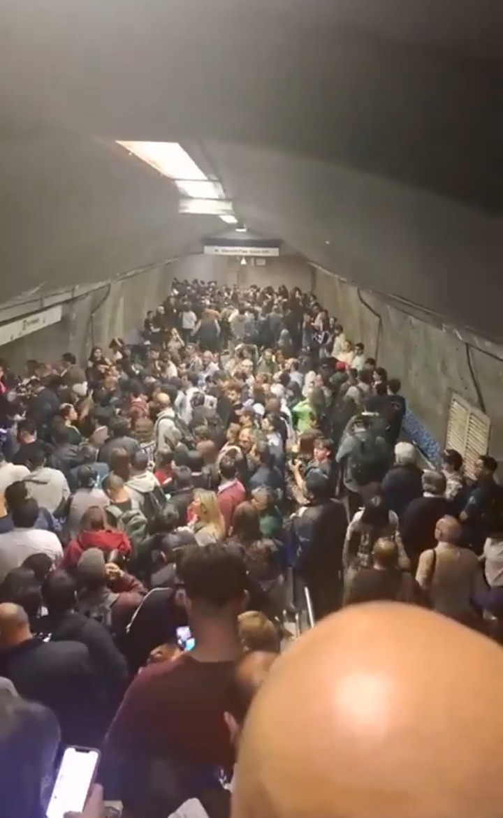 ATSAmemes's tweet photo. Como viajas vos/ cómo viajan ellos https://t.co/TFo5BwuSAx