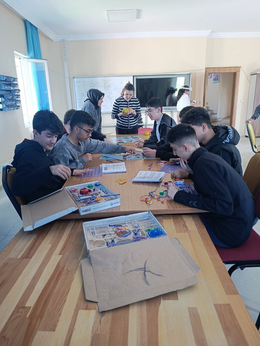 Adıyaman Anadolu İmam Hatip Lisesi öğrencilerimiz, Yenilikçi Eğitim Merkezi ziyaretinde VR, 3D tasarım ve deneylerle öğrenmenin keyfini yaşadı.

Katkılarından dolayı Adıyaman İl Milli Eğitim Müdürlüğü Yenilikçi Eğitim Merkezi’ne teşekkür ederiz.