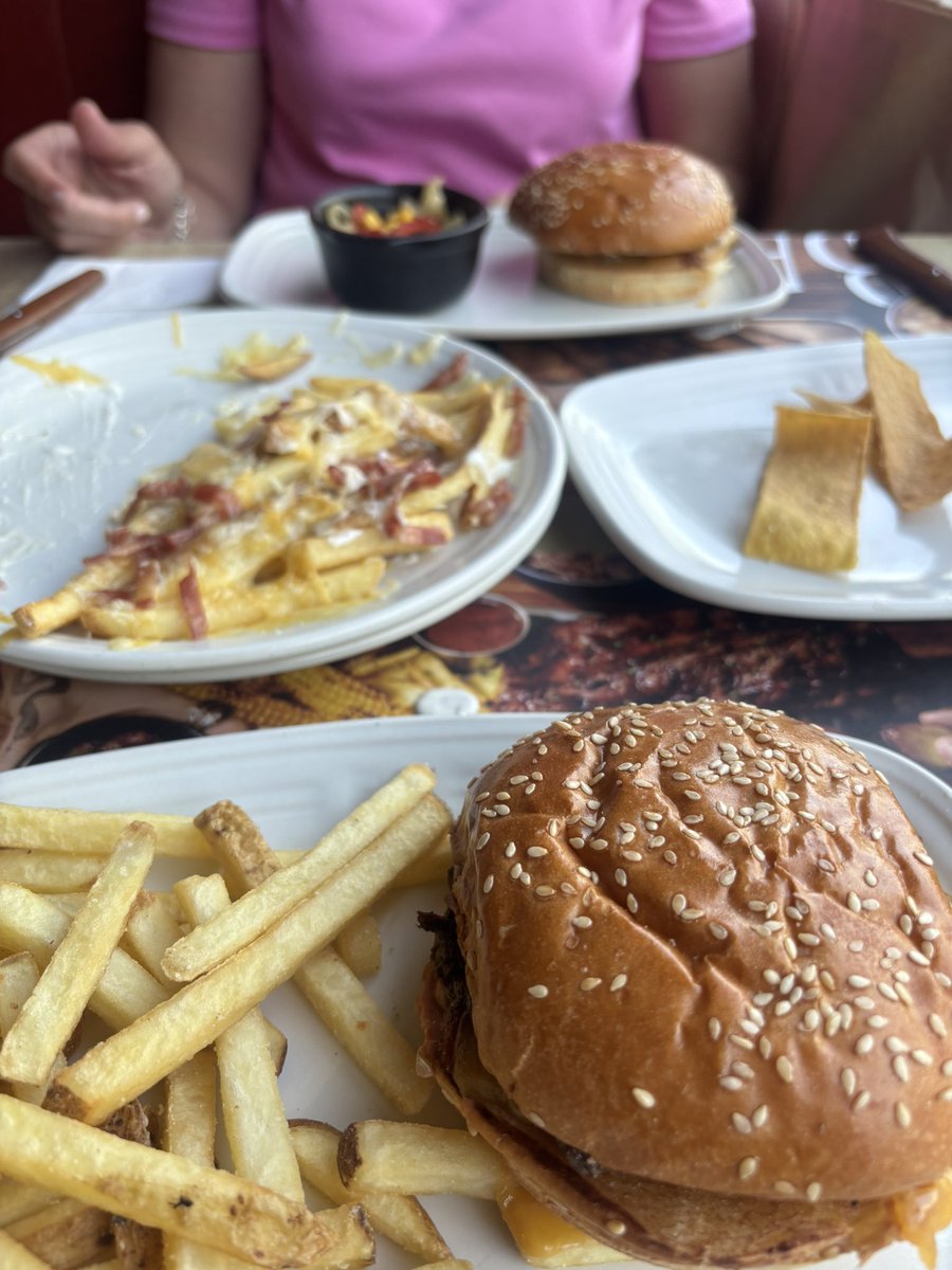 UkkoGamer's tweet photo. ¡Hoy se ha comido fuera! 🍔

Espero que este yendo genial el día, Nakamas🏴‍☠️ https://t.co/9FPxW3liKU