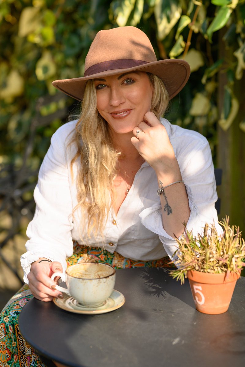 Boho_Bookworm_J's tweet image. Any literary agents currently on the hunt for spicy sports romance? 🌊🌶️
I’m working on a small-town surf romance set against sun-soaked beaches.. think grumpy x sunshine, forced proximity &amp;amp; a chemistry that’s impossible to ignore!
Would love to connect.
#amquerying #spicyromance