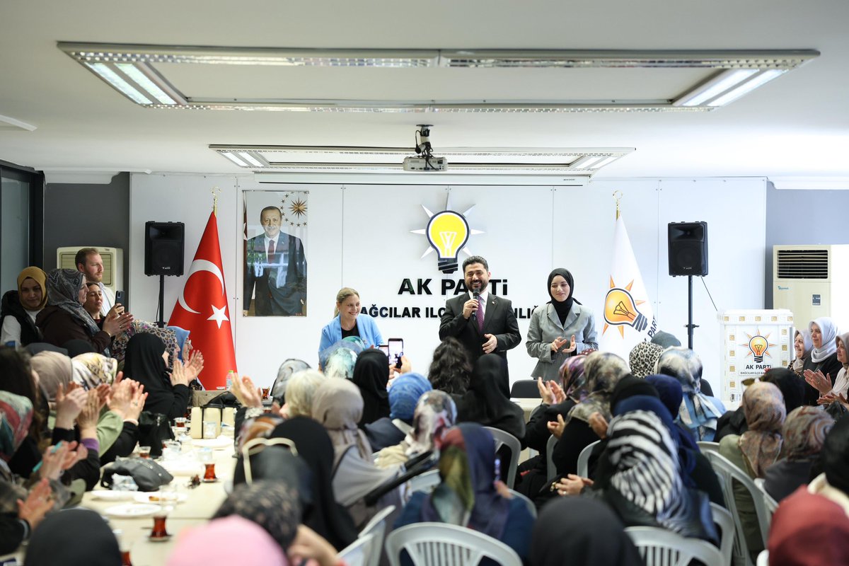 CakirMikayil's tweet photo. Yarınları Kadınlarımızın Ferasetiyle İnşa Ediyoruz. 
İlçe Kadın Kollarımızın düzenlediği “Komşunu Al Gel” programı kapsamında, aramıza yeni katılan üyelerimiz ve kıymetli komşularımızla bir araya geldik. Çayımızı içtik, derdimizi paylaştık, geleceğe dair umutlarımızı tazeledik.
Kadınlarımızın zarafeti, emeği ve bitmeyen enerjisiyle Bağcılar’da dokunmadık gönül bırakmayacağız. Biz birlikte çok daha güçlüyüz! @yasinyildizbb @abdullahozdemirbb @akpartiistanbul @akbagcilar @fnaltuntas @akkadinbagcilar