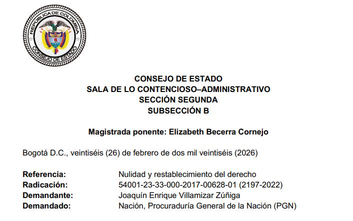 juridicascol's tweet photo. VALORACIÓN PROBATORIA Y PRINCIPIO DE TIPICIDAD EN EL DERECHO DISCIPLINARIO, ESPECÍFICAMENTE LA IMPOSIBILIDAD DE SANCIONAR SIN PRUEBA CIERTA E INDIVIDUALIZADA DE LA CONDUCTA IMPUTADA.

El Consejo de Estado resolvió un proceso de nulidad y restablecimiento del derecho promovido por un médico cirujano pediatra contra los actos administrativos mediante los cuales la Procuraduría General de la Nación lo sancionó disciplinariamente con suspensión, por presuntamente exceder la jornada máxima laboral establecida en la Ley 269 de 1996. La sanción se fundamentó en que el disciplinado, además de cumplir 44 horas semanales como médico de planta, habría trabajado horas adicionales en ejecución de un contrato celebrado entre el hospital y una sociedad médica de la cual hacía parte, lo que —según la Procuraduría— implicaba superar el límite de 66 horas semanales. Para llegar a esa conclusión, la entidad disciplinaria realizó una inferencia matemática, distribuyendo el total de horas contratadas entre los profesionales vinculados.

El Tribunal Administrativo de Norte de Santander avaló dicha postura y negó las pretensiones del demandante, al considerar acreditado el exceso de jornada y ajustada la actuación disciplinaria. No obstante, en segunda instancia, el Consejo de Estado revocó la decisión del tribunal y declaró la nulidad de los actos sancionatorios, al establecer que la responsabilidad disciplinaria fue construida sin el soporte probatorio exigido por el ordenamiento jurídico.

✍️ ¿DESEAS ESTAR ACTUALIZADO A DIARIO DE TODA LA JURISPRUDENCIA DEL PAIS? SUSCRIBETE  👉 https://t.co/inw3mS0ycq