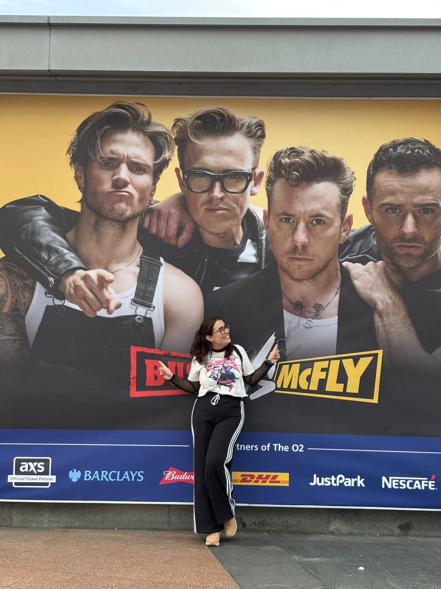 shineamari's tweet photo. @brinaopalite Presentissima. Ano passado fui até Londres com minha melhor amiga pra assistir nossa banda favorita e viver esses momentos ✨ https://t.co/MFEe1aizSc