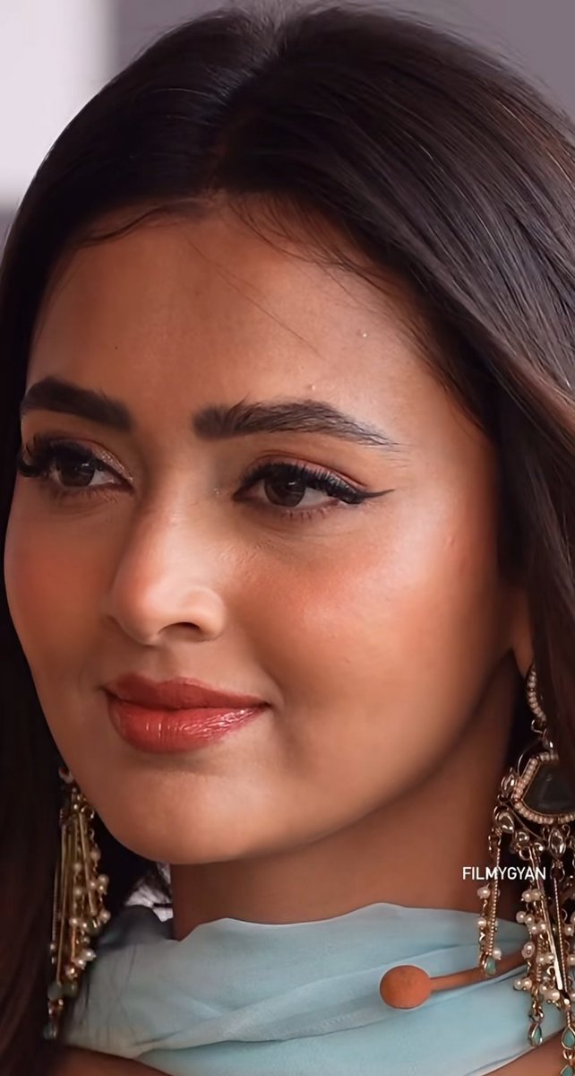 VinayRaghu02's tweet image. "Aankhon main teri samandar si gehraai hain 🌊
Doob jaun mein teri har adaa pe" 🙈
@itsmetejasswi #TejasswiPrakash #TejaTroops #LaughterChefs3