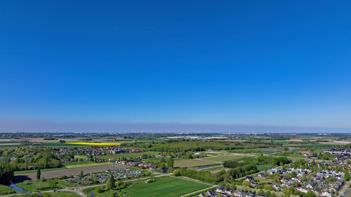 StormjagersNL's tweet image. De uitzonderlijk grote Veluwe-brand vanuit Voorne aan Zee te zien ☁️ #weerfoto #natuurbrand #Drone #Hellevoetsluis @EilandVoorne @KikiBo21937 @johan_klos @BasMunne @MRTfotografie @WNLVandaag @EdAldus @BuienRadarNL @janvissersweer @weerverteller @weerplaza @HartvNL