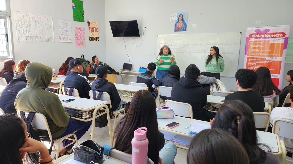 SecMujeresTigre's tweet photo. 💬 Taller Carolina en la EES N°32 “Ricardo Alfonsín” de Benavídez 💜

Herramientas para detectar la violencia en los noviazgos y construir vínculos más sanos 🤝

Seguimos recorriendo escuelas ✨

@ZamoraJulio @GiselaLZamora @NaOlivieri https://t.co/a83AYwFfVo