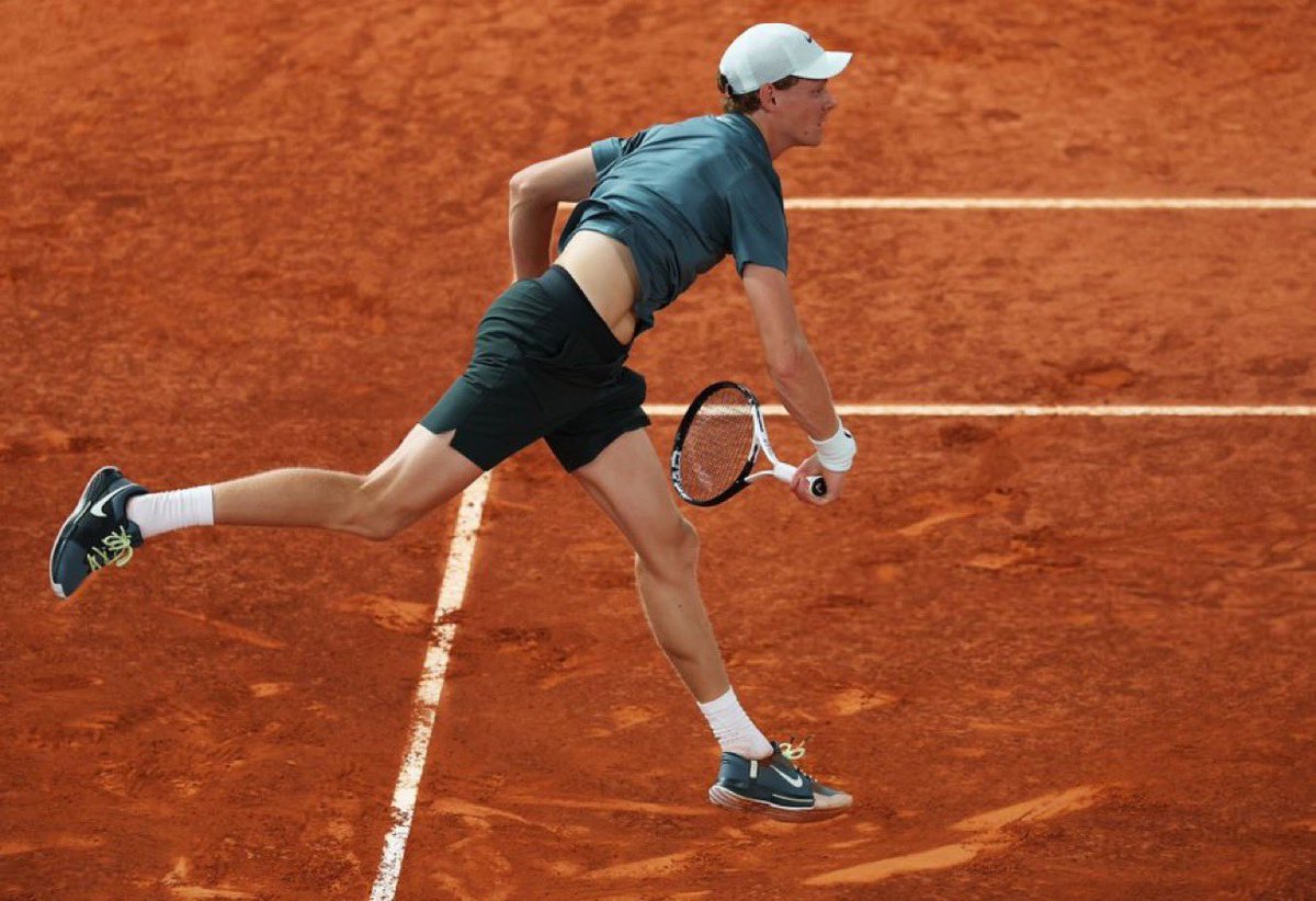 Sinner wins the 1st set 6-2 against Rafa Jodar in Madrid.

Such clean tennis from the world #1. 

Jannik is one set away from the semifinals. 

🇮🇹🦊