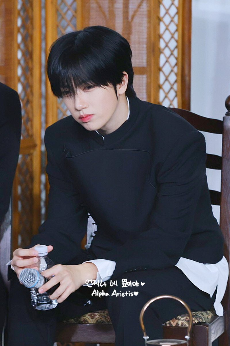 010322com's tweet photo. 𝙥𝙧𝙚𝙫𝙞𝙚𝙬. 260429 GV

병아리도 신부님이 될 수 있는 거임? 원진이도?

#CRAVITY #크래비티
#ReDeFINE #AWAKE
#원진 #WONJIN #ウォンジン #함원진
#함랑아원진해 #무대천재병아리🐥 https://t.co/va7Au133W5