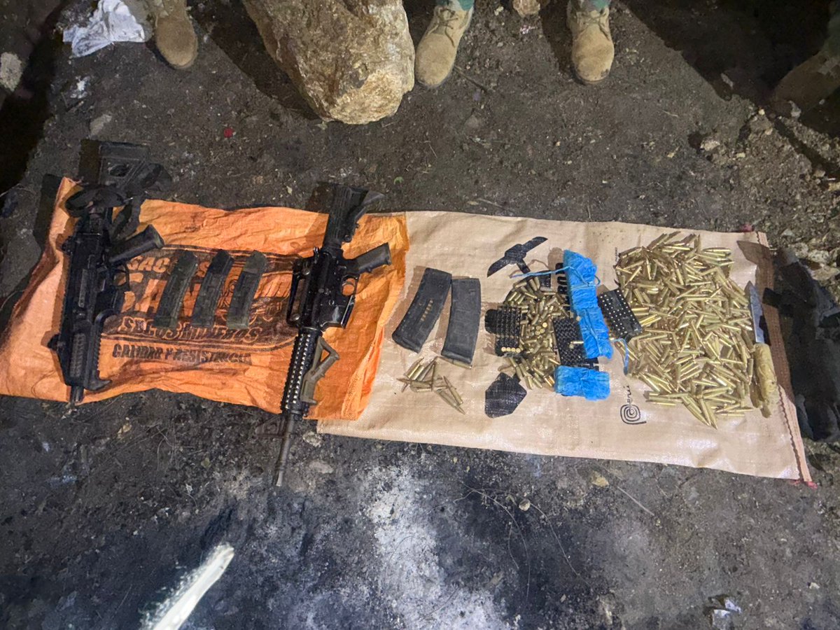 CCFFAA_PERU's tweet photo. 1/2 🚨Incautamos 2 armas de guerra y más de 400 municiones en #Pataz. Nuestro Comando Unificado ejecutó la operación alrededor de una bocamina en el sector La Porfía donde, tras un enfrentamiento armado, se logró incautar un arsenal usado por la #mineríailegal. @Agencia_Andina https://t.co/nPG4qeR6rN