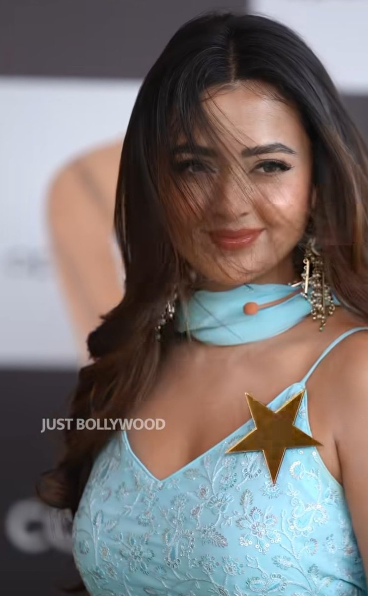 VinayRaghu02's tweet image. "Tere muskurane se mehfil mehek jaati hai
Teri ek jhalak se duniya saj jaati hai" 🌹
@itsmetejasswi #TejasswiPrakash #TejaTroops #LaughterChefs3