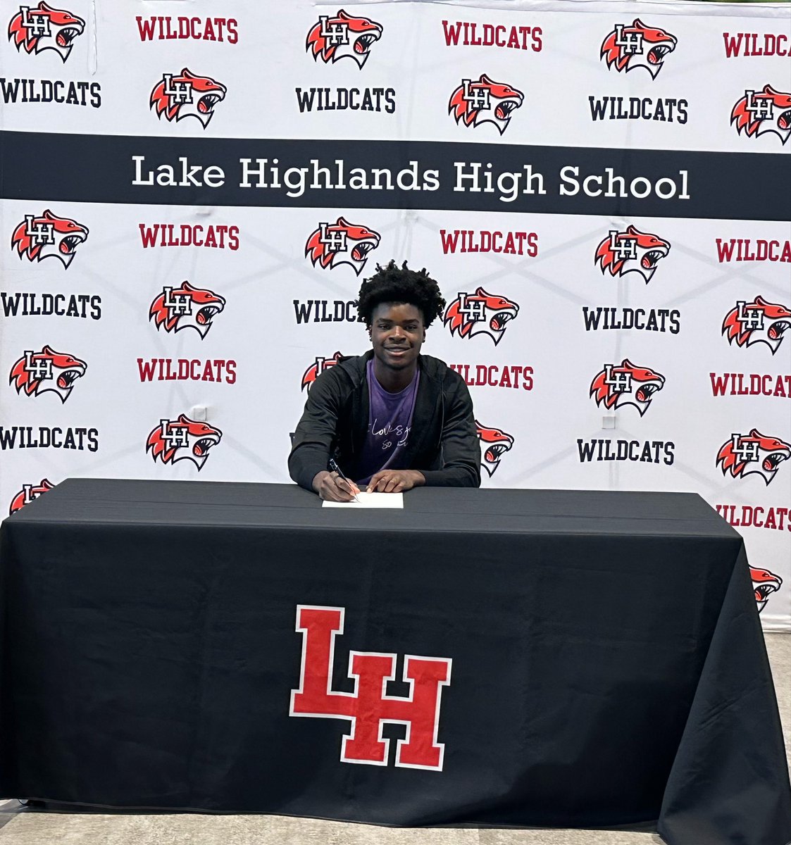 LHWildcatHoops's tweet photo. Signing Day at LHHS for two of our senior athletes!
Congrats @_Syncere1 &amp; @SO7_Uyiosa ‼️
Thank you for everything you’ve given to the LH basketball program!  We know both of you will go on to do great things at the next level. 🏀🐾 #Family https://t.co/1HVZ2ZvCWF
