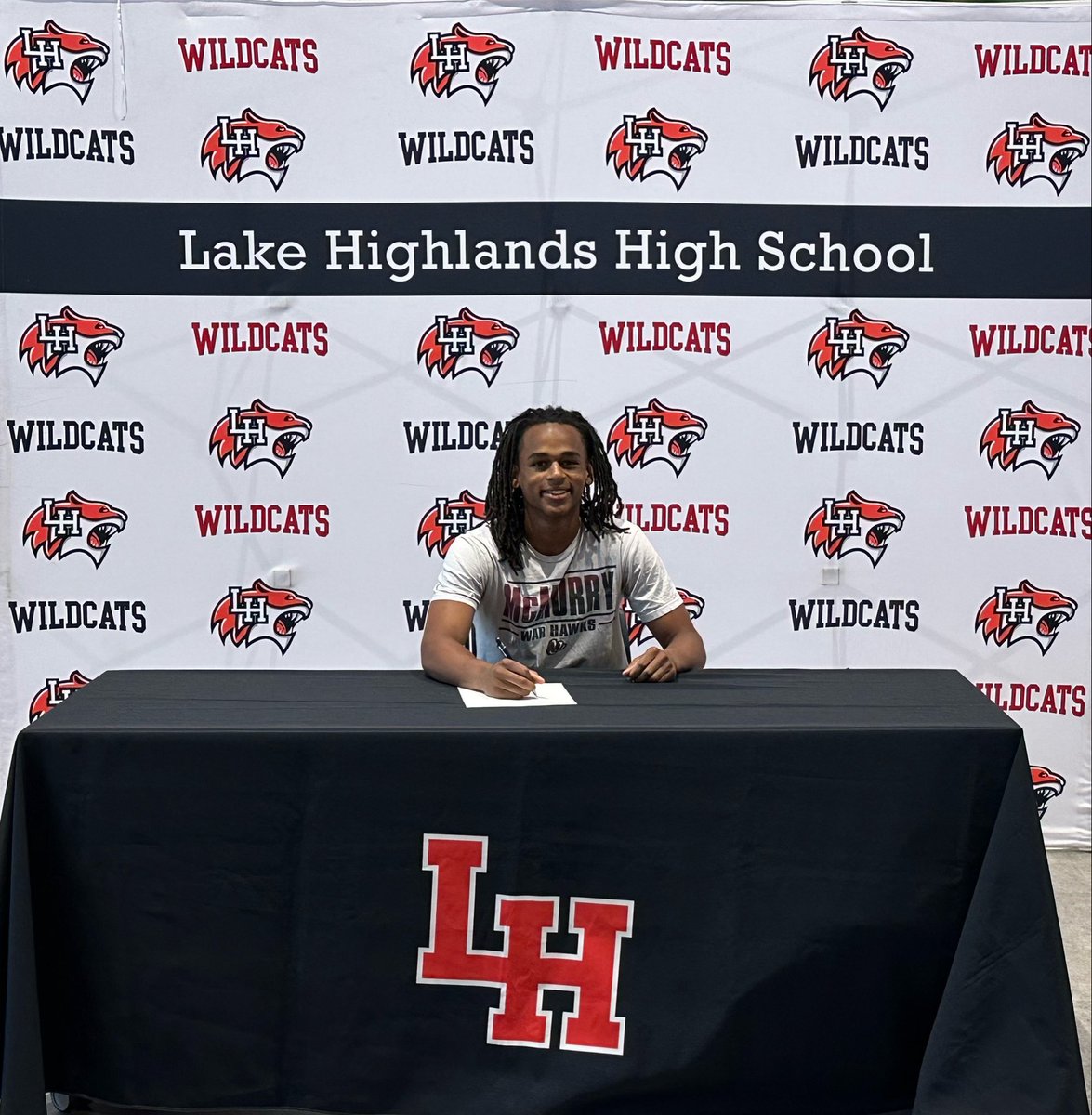 LHWildcatHoops's tweet photo. Signing Day at LHHS for two of our senior athletes!
Congrats @_Syncere1 &amp; @SO7_Uyiosa ‼️
Thank you for everything you’ve given to the LH basketball program!  We know both of you will go on to do great things at the next level. 🏀🐾 #Family https://t.co/1HVZ2ZvCWF
