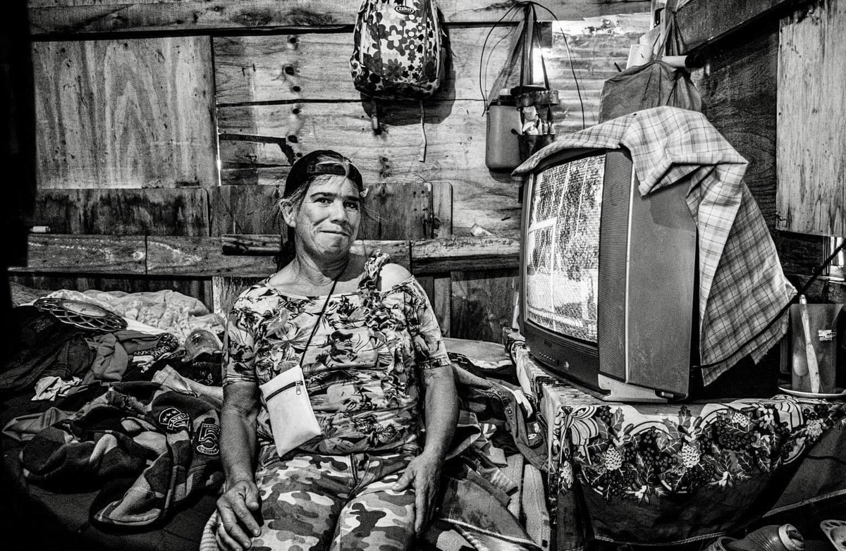 pataeizmendi's tweet image. “El sitio donde caer cuando estoy herido, la risa como un diamante oculto en el mar, la gente, cruza, pasa, habla sola, cruza, pasa, habla sola, cruza pasa y no hace nada.”

#fotografia #fotografosuruguayos  #uruguay #worldphotography #fotoreportaje #streetphotography