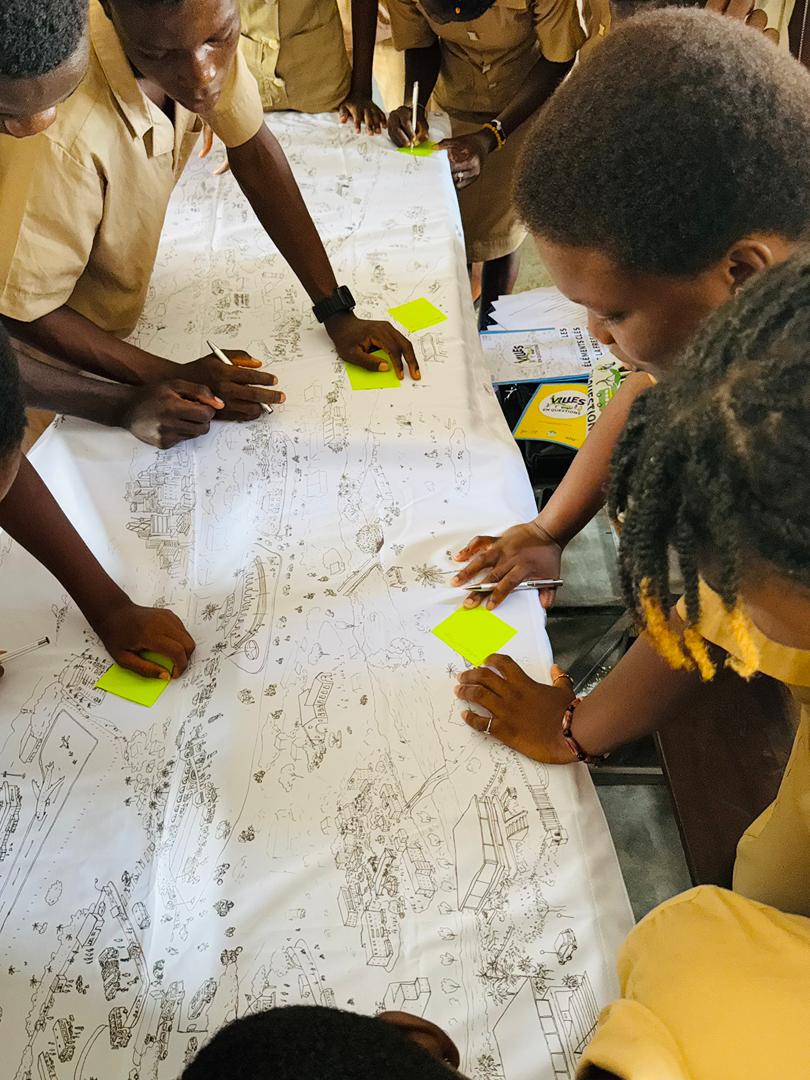 Icpbong's tweet photo. 🌍 « Villes en Questions » au Bénin
Le 29 avril 2026, au CEG 1 Godomey, l’ICPB a animé un atelier interactif. Les élèves ont exploré les défis urbains (déchets, pollution, mobilité) et proposé des solutions pour des villes durables.
🔗 https://t.co/V5VgY4d1ZD  https://t.co/4lfEmeRJCv