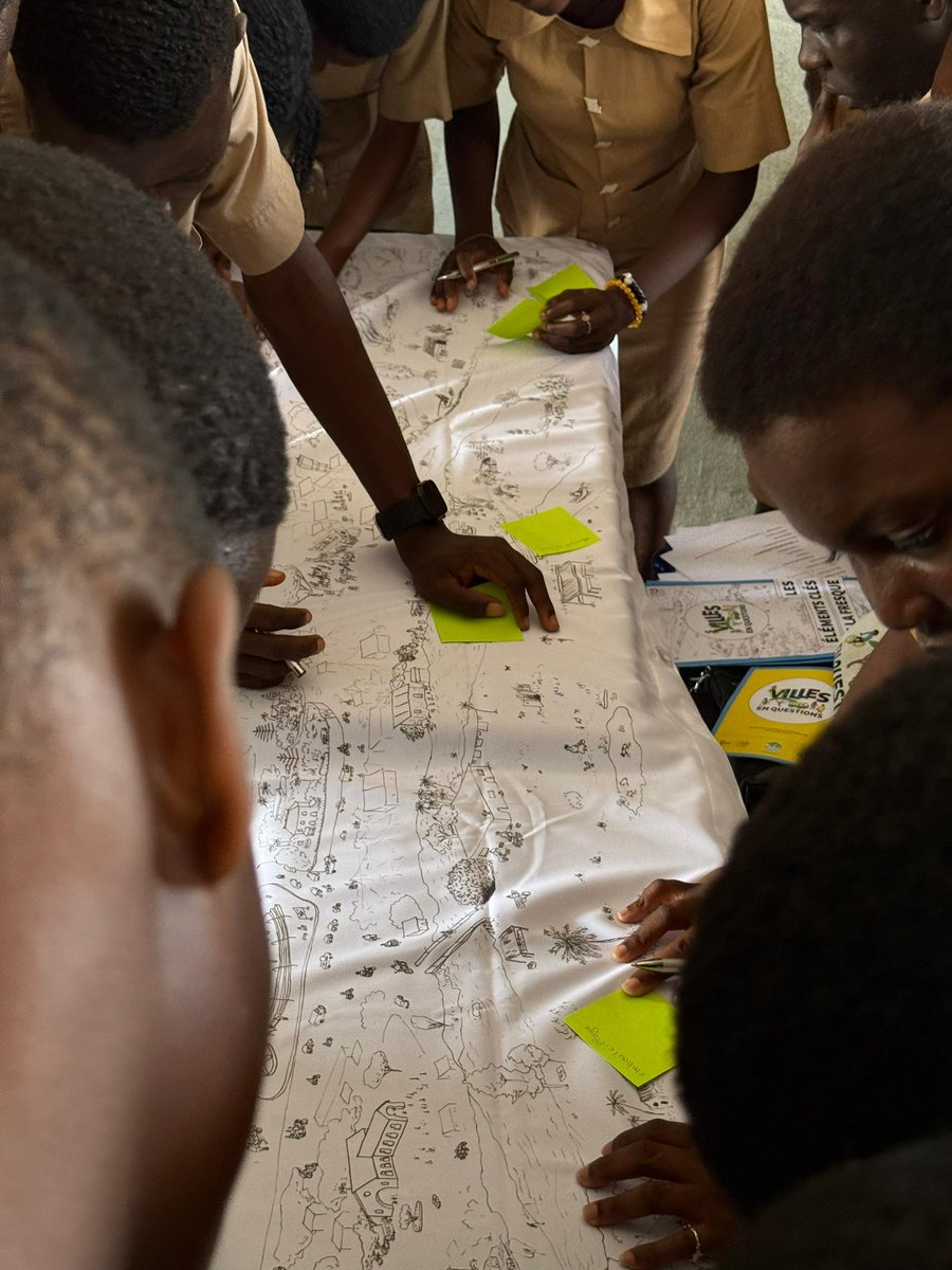Icpbong's tweet photo. 🌍 « Villes en Questions » au Bénin
Le 29 avril 2026, au CEG 1 Godomey, l’ICPB a animé un atelier interactif. Les élèves ont exploré les défis urbains (déchets, pollution, mobilité) et proposé des solutions pour des villes durables.
🔗 https://t.co/V5VgY4d1ZD  https://t.co/4lfEmeRJCv