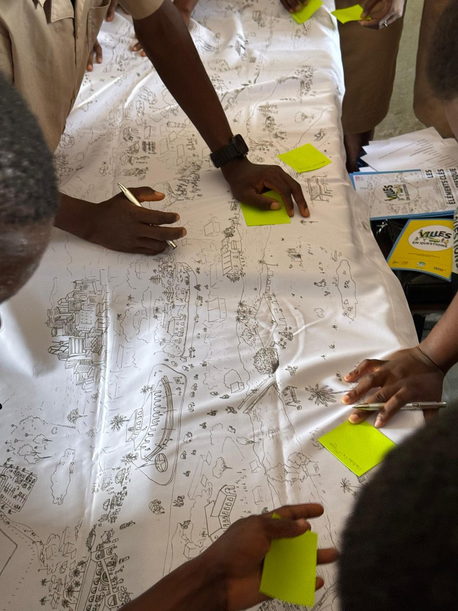 Icpbong's tweet photo. 🌍 « Villes en Questions » au Bénin
Le 29 avril 2026, au CEG 1 Godomey, l’ICPB a animé un atelier interactif. Les élèves ont exploré les défis urbains (déchets, pollution, mobilité) et proposé des solutions pour des villes durables.
🔗 https://t.co/V5VgY4d1ZD  https://t.co/4lfEmeRJCv