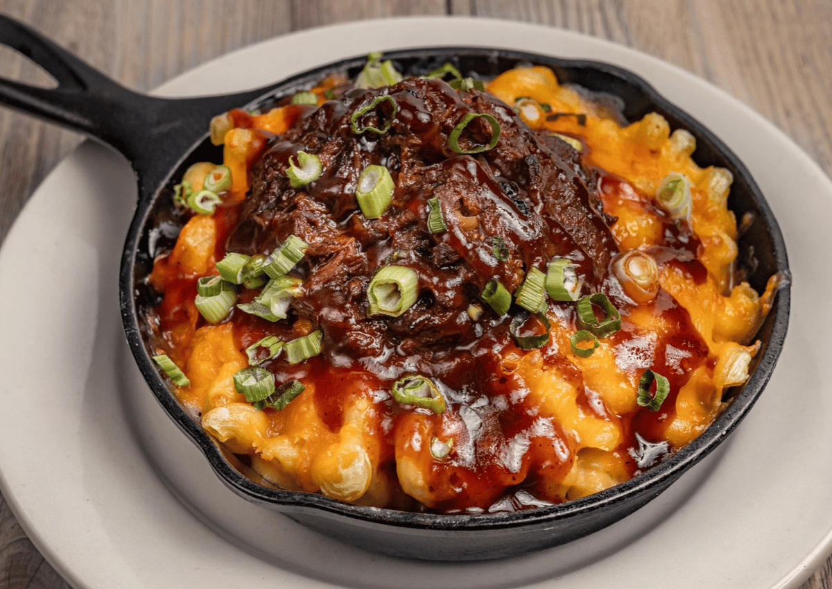 Tables_Taps's tweet image. Craving comfort food? Our Skillet Mac &amp;amp; Cheese is a crowd-pleaser! With queso, Parmesan, cheddar and panko breadcrumbs topped with green onion. It's the dish everyone's talking about! 😋🍽️ #TablesAndTaps #CheeseLovers #ComfortFood