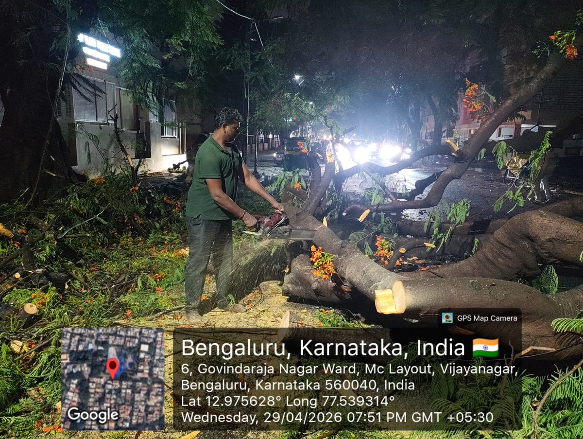 GBA_office's tweet photo. West city corporation updates:-
Clearing of fallen tree branches and waterlogging points by the Vidyapeeta Sub-Division Night Control Room team, along with fallen tree clearance at 5th Main, MC Layout. 🌧️🌳🚧
#BengaluruRains #CivicAction #TreeClearance #Waterlogging #NammaBengaluru #CitizenFirst
#GreaterBengaluruAuthority #westcitycorporation
@DKShivakumar
