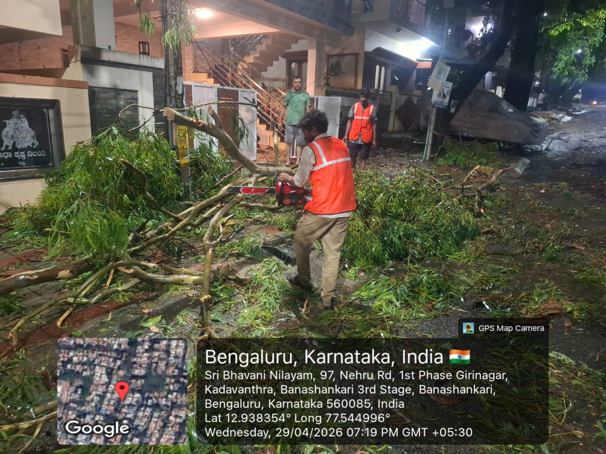 GBA_office's tweet photo. West city corporation updates:-
Clearing of fallen tree branches and waterlogging points by the Vidyapeeta Sub-Division Night Control Room team, along with fallen tree clearance at 5th Main, MC Layout. 🌧️🌳🚧
#BengaluruRains #CivicAction #TreeClearance #Waterlogging #NammaBengaluru #CitizenFirst
#GreaterBengaluruAuthority #westcitycorporation
@DKShivakumar