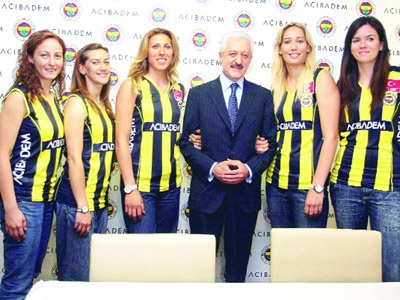 DegajSportscom's tweet photo. Mehmet Aydınlar Analizi...  

1) Eğitimini burslu ve kendi imkanlarıyla yapıyor. Zengin bir aileden gelmiyor.  

2) Asıl mesleği muhasebecilik ve mali müşavirlik. Sanılanın aksine, sağlık sektöründen gelmiyor. Yatırım olarak Acıbadem'i satın alıyor ve buradan sağlık sektörüne giriyor.  

3) Bilimsel çalışmalara ve akademiye önem veriyor; üniversitesi var. Birçok röportajında bilimi ve akademisyenleri desteklediğini söylüyor. Çoğu kimse bilmez, akademideki h indeksi, Q1-Q2 dergileri jargonuna falan hakim.  

4) Acıbadem hisselerini 2011'de satarak esas servetini ediniyor. Malezyalı bir şirketle ortaklıkları ve iyi ilişkileri var.  

5) İlginç bir şekilde yüksek lisansını Galatasaray Üniversitesi'nde yapmış. Eşi de oradan mezun.  

6) 1992'de ANAP ile Bahçelievler Belediye seçimlerine giriyor, hem de çok az farkla kaybediyor. Seçimde ana rakibi Refah Partisi.  

7) Siyasetle işinin olmadığını, hiç sevmediğini ve 1992 seçimine bile kendisini zorla soktuklarını söylüyor.  

8) Malatya Arapgirli. Arapgir'e büyük yatırım ve hayır işleri yaptığı söyleniyor, örneğin şu anda şehir çarşısını tamamen yeniletiyormuş. Arapgil ilginç bir şekilde Malatya'daki nadir CHP'li belediyelerinden. (Malatyalılar doğrulasın).  

9) Fenerbahçe kadın voleybolunu avrupa ve dünya şampiyonu yaparken (o dönem büyük sükse olmuştu, sokaklarda ekranlar kurulmuştu) o senenin en iyi kadrosunu kurmuştu Naz Aydemir, Gamova, Nata Osmokrovic vs.  

10) Hatırladığımız kadarıyla takımdaki herkes MAA'yı abi gibi görüyor seviyordu.   

11) Damadı Mustafa Eröğüt BJK'li ve Fenerbahçe ile bir ilgisi olacağını sanmıyoruz (yorum)...   

12) En son seçimdeki yönetim listesine TBWA'nın CEO'su Cem Topçuoğlu vardı. TBWA kreatif ajanslar arasında en önde gelenlerden biridir. İletişim açısından önemli bir nokta. İlginç geldi.  

13) Yine galiba İlhan Ekşioğlu'nun kuzeni olan Dursun Ekşioğlu da yönetim listesindeydi.  

14) Düşünce ve aile yapısı olarak seküler muhafazakar bir yapısı var gördüğümüz kadarıyla.  

15) Önceki yönetim listesi "en yüksek ciroya sahip yönetim listesi" gibi görünüyor. Aziz Yıldırım kendisini TÜSİAD kadrosu kurmuşsun diye eleştirmiş. Haklı olabilir, asker ve dinamik yöneticiler de lazım.  

16) Örneğin P&G CEO'su Tankut Turnaoğlu da listedeydi. En büyük perakende grubu. Yanlış hatırlamıyorsak Ali Koç'un da yönetiminde vardı başta fakat sonradan ayrılmıştı. Tek önceliği Fenerbahçe olacak kişilere de yer vermek gerekir. Fazla steril olmamak lazım.  

17) Aralık 2023'teki açıklamasında "Fenerbahçe başkanlığı sayfasını kapadım, artık oralarda olmak istemiyorum" şeklinde bir açıklaması var.  

18) Bir konuşmasında "ben çok iyi bir organizatörüm, operasyonel işlere çok karışmam" diyor.  

19) Her videoda burnunu siliyor, KBB'ye görünmesinde fayda var :)  

20) 2013 seçiminde seçim vaatlerini 5 ana başlıkta ve yıldız metaforunu kullandı ve ilginç şekilde o zamanlar 5 yıldızlı logo kullandı.  

21) Futbolda FETÖ soruşturmasında ismi geçen zamanın TFF yöneticileri, Lütfi Arıboğan, İlhan Helvacı ve Ebru Köksal ile ilgili kayıtlarda herhangi bir negatif veya kandırıldığına dair bir açıklama bulamadık. 

22) Fenerbahçeli olduğu bir gerçek. Fenerbahçe'de görev almadan önce de Fenerbahçeli olduğuna dair fotoğraflar var.  

23) Kayıtlarda özellikle 3 Temmuz zamanı birkaç çelişkili ve birbirini yanlışlayan açıklamaları var.  

24) Birçok konuşmasında bugüne kadar hiçbir işte başarısız olmadığını iddialı bir şekilde söylüyor.  

25) Biraz yorum olacak ama, kendini övmeyi içten içe seviyor :)

26) Yine biraz yorum olacak ama bazen iyi niyetli ve kandırılmaya müsait görünüyor.

27) Bir Fenerbahçe maçında "ibne hakem" diye tezahurat ederken videosu var :)  

28) Puro içiyormuş (gereksiz bilgi) :)  

29) Son olarak burada yazmadığımız ama bizce geçmişte kendisiyle ilgili yaşanan çok önemli olan bir olay daha var ama bunu şimdilik dile getirmek istemiyoruz. Çünkü tepkiyi gören biz olacağız. Şimdilik dursun.  

Genel geçer bilgilerden ziyade, fazla konuşulmayan biraz kıyıda köşedeki şeyleri paylaşmaya çalıştık. Herhangi bir tarafımız veya çıkarımız yok. Hiç kimsenin destekçisi değiliz. Bunu artık kanıtladık diye düşünüyoruz.

Fenerbahçe taraftarına da tavsiyemiz başkan adaylarına sorgusuzca destek vermemeleri. Başkan adaylarına taraftar olmamaları... Bırakın onlar bizi ikna etmeye çalışsın, biraz tok satıcı olalım. Hem rekabet iyidir. Rekabeti ne kadar kızgın tutarsak o kadar Fenerbahçe lehine sonuç olur.  

Son olarak; slogan ve çıkar odaklı, birbirinin aynısı karbon kopya Fenerbahçe hesaplarını boşverin. 

Degaj Sports çıkarsız, menfaatsiz ve sadece özgün içerik üretiyor.

Birazdan diğer hesaplar her zamanki gibi bizden kırpıp kırpıp paylaşmaya başlar; ama siz orijinalini, yani bizi takip etmeye devam edin.

Emeğe saygı + rep.