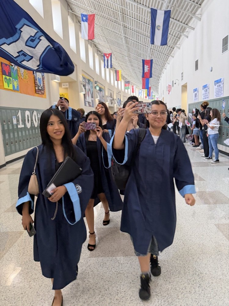 ElsikHighSchool's tweet image. 📸 Class of 2026 captured the moment during Panorama Picture Day and later walked through ENGC for the Senior Walk. A true ELSIK tradition! 💙 #RamNation #LeadTheWay