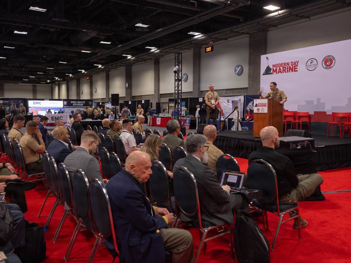 marforres's tweet image. U.S. Marines with @4thMLG engage industry partners on artificial intelligence and data-driven decision-making at @ModernDayMarine 2026 in Washington, D.C., April 28, 2026. #MARFORRES #ModernDayMarine #Logistics @DeptofWar