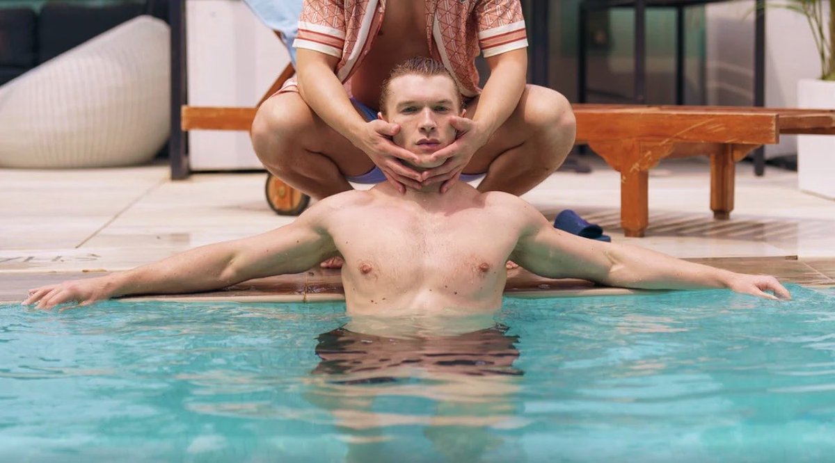 Bazi zamanlar arkadaki mavi terlik olmak istersin