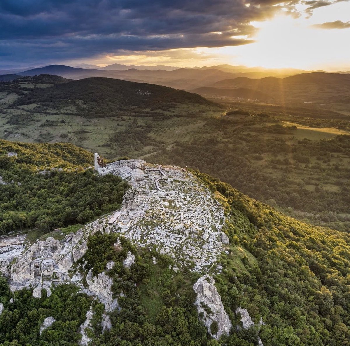 Bulgaria's tweet image. Stepping into the 'European Machu Picchu' Perperikon is one of the oldest monumental megalithic structures in the Balkans. A sacred place where Thracian kings were crowned and legends were born. Truly a walk through 8,000 years of history. 🇧🇬

#Perperikon #EuropeTravel #Bulgaria