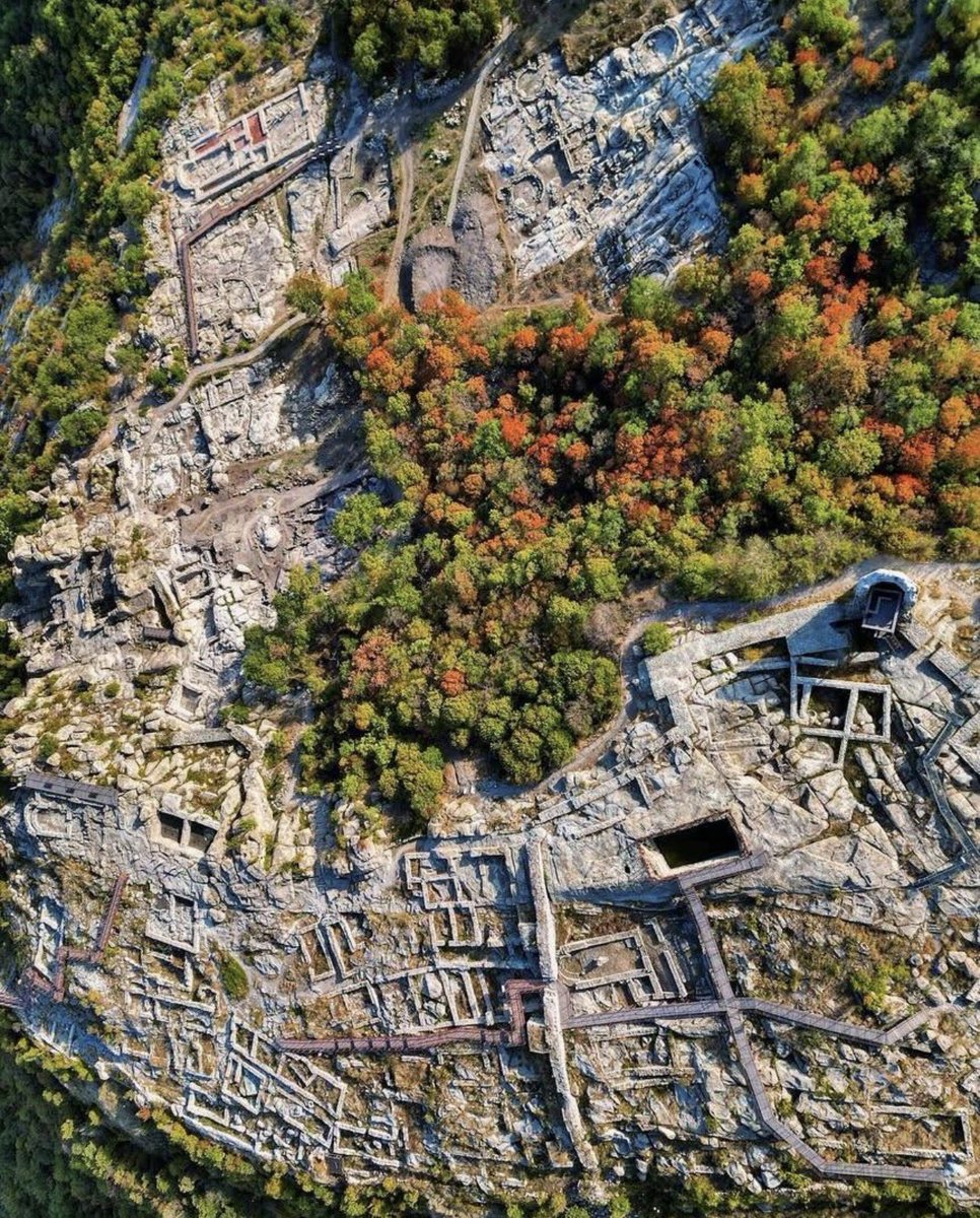 Bulgaria's tweet image. Stepping into the 'European Machu Picchu' Perperikon is one of the oldest monumental megalithic structures in the Balkans. A sacred place where Thracian kings were crowned and legends were born. Truly a walk through 8,000 years of history. 🇧🇬

#Perperikon #EuropeTravel #Bulgaria