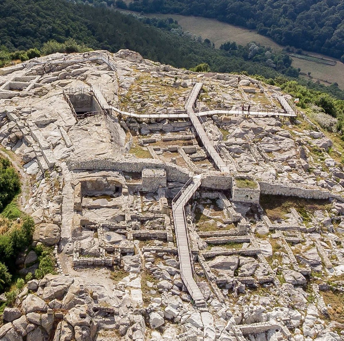 Bulgaria's tweet image. Stepping into the 'European Machu Picchu' Perperikon is one of the oldest monumental megalithic structures in the Balkans. A sacred place where Thracian kings were crowned and legends were born. Truly a walk through 8,000 years of history. 🇧🇬

#Perperikon #EuropeTravel #Bulgaria