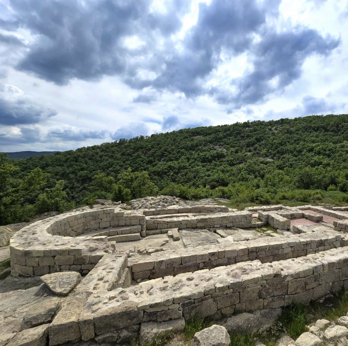 Bulgaria's tweet image. Stepping into the 'European Machu Picchu' Perperikon is one of the oldest monumental megalithic structures in the Balkans. A sacred place where Thracian kings were crowned and legends were born. Truly a walk through 8,000 years of history. 🇧🇬

#Perperikon #EuropeTravel #Bulgaria
