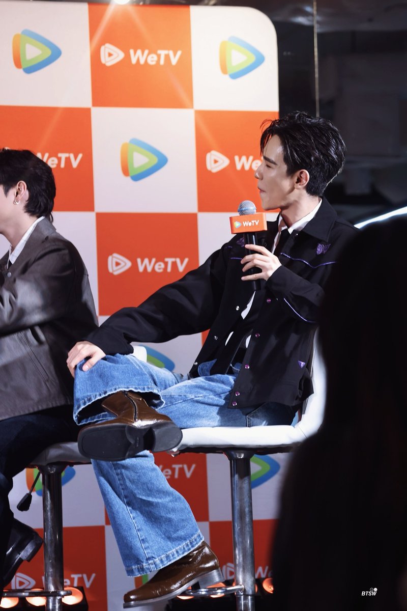 ผมตั้งใจถ่ายรองเท้ามาฝาก <a href="/juniorstylestat/">JUNIOR’S STYLE</a>  เลยคับ
ชอบสีรองเท้ามากกกกกกก 🫠

MRS X WETV LIVE
#WeTVxMyRomanceScammerLIVE
#junniorrs <a href="/jnnrrs/">จูจู้ 🌞</a> ☼⋆