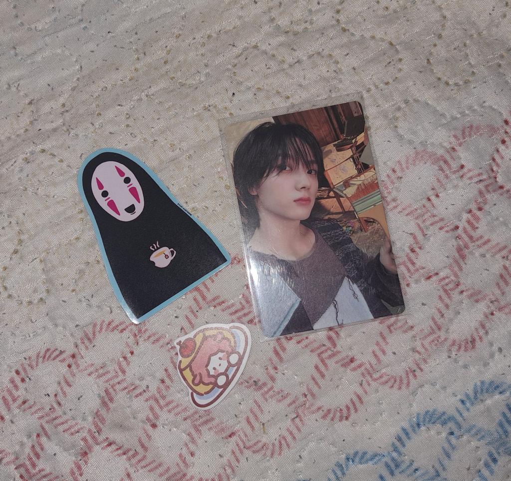 beombadoobeee's tweet photo. feedback super positivo pra @collectaejoon ♡ pelo meu sungho fofinho da era de why!!! ele chegou muito bem embalado, e com adesivos MUITO fofos (além de um holder muito lindo!!!). ele chegou rapidinho e a conversa com ela foi muito tranquila também! obrigada yayy!! https://t.co/3bV3XkhgO4