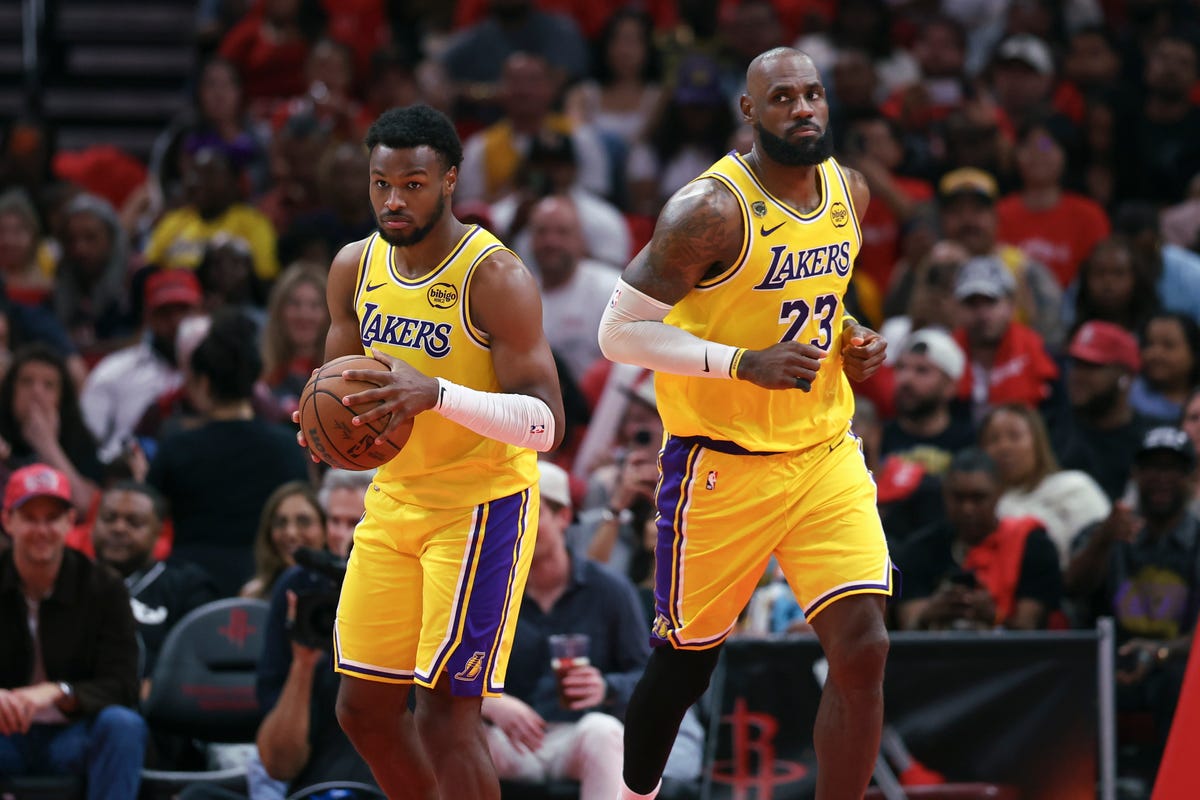Periodista: "Estás pensando en el retiro y en que harás para llenar el tiempo?"

LeBron: Sí. Mi esposa va a tener un montón de tiempo porque he tenido que sacrificar no estar con mi esposa en mucho tiempo, porque quería ser el mejor jugador que haya jugado a este juego.

A mí
