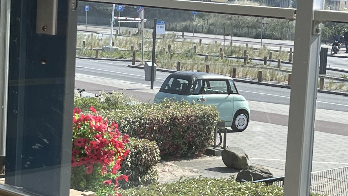 U parkeert hier mag dat? ⁦<a href="/POL_DenHaag/">Politie Eenheid Den Haag</a>⁩ @handhaving